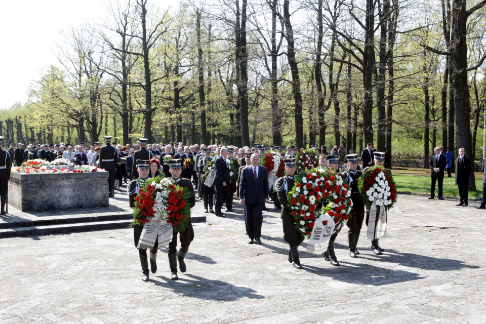 Saeimas priekšsēdētāja un deputāti piedalīsies Otrā pasaules kara upuru piemiņas dienas pasākumos