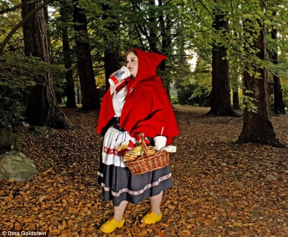 Modernā Sarkangalvītes versija ir ar pamatīgu lieko svaru. Viņa ir attēlota meža vidū, dzerot no liela dzērienu trauka un nesot piknika grozu ar neveselīgu pārtiku – mūsdienu aptaukošanās epidēmijas simbolu.