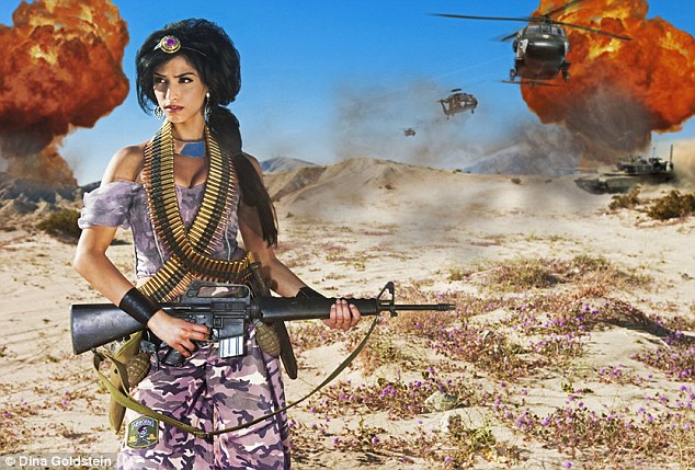Aladina mīlas objekts Jasmīna ir attēlota kā mūsdienu karavīrs karadarbības zonas vidū, turot milzīgu ieroci. Daži apsūdzēja fotogrāfi par „Tuvo Austrumu princeses atspoguļošanu kā teroristi”. "Gluži pretēji - viņa ir karavīrs, kas cīnās priekšējās līnijās tāpat kā daudz sieviešu mūsdienu Irākā”, paskaidroja Goldšteina.