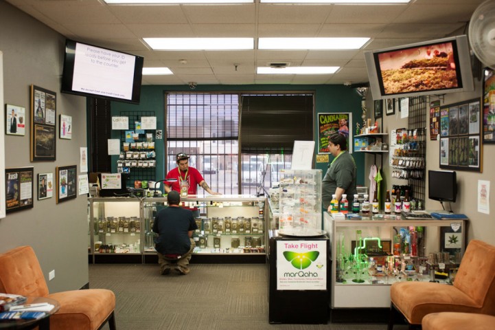 Pārdevējs Džesa Rodrigess (no kreisās) palīdz izvēlēties pirkumu kādam apmeklētājam.