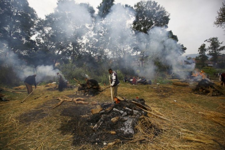 People cremate the bodies of the victims of an earthquake in Bhaktapur