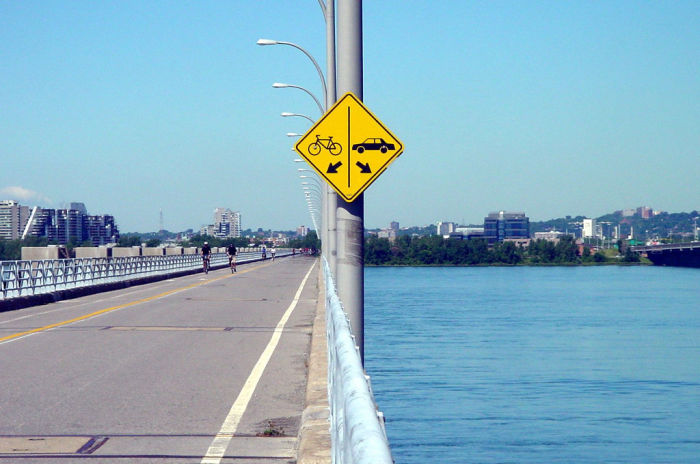 Spriežot pēc zīmes, automašīnām uz šī tilta nav vietas.
