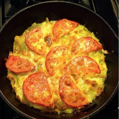 Omlete ar dārzeņiem -- Ledusskapī vienmēr atradīsies kāds dārzenis, kuru pievienot omletei, tātad jūsu brokastu ēdienam būs daudz variāciju