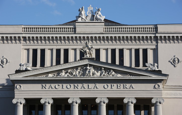 parlaments maina operas nosaukumu