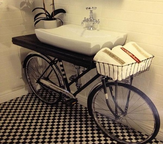 Vannas istabas plaukts reiz bija velosipēds