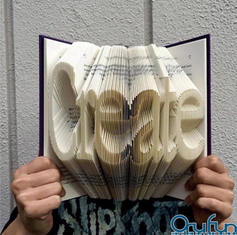 Japāņu mākslinieks Juto Jamaguči grāmatas cietajā sējumā pārvērš mākslas darbos, vienkārši ielokot tās lapas