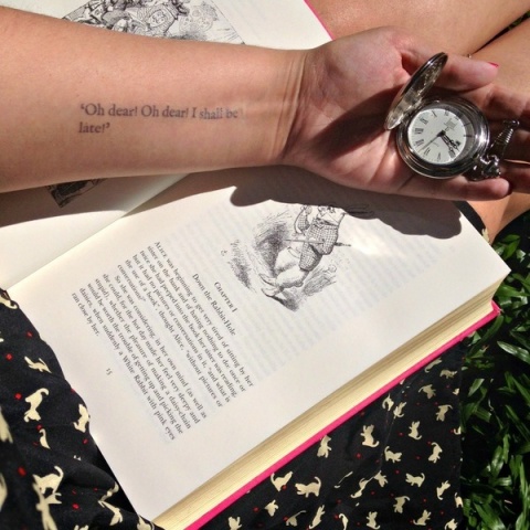 Grāmatas "Alise Brīnumzenē" autora dzimtenē ir populāri tetovējumi ar citātiem no Kerola sacerējuma