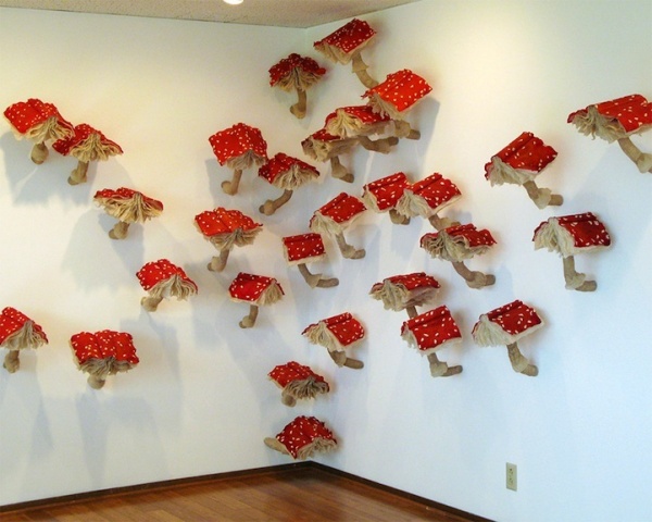 Māksliniece Melisa Džeja Kreiga "izaudzējusi" pie sienām mušmires no grāmatām. Viņai bērnībā esot paticis kopā ar vecākiem doties uz mežu sēņot...