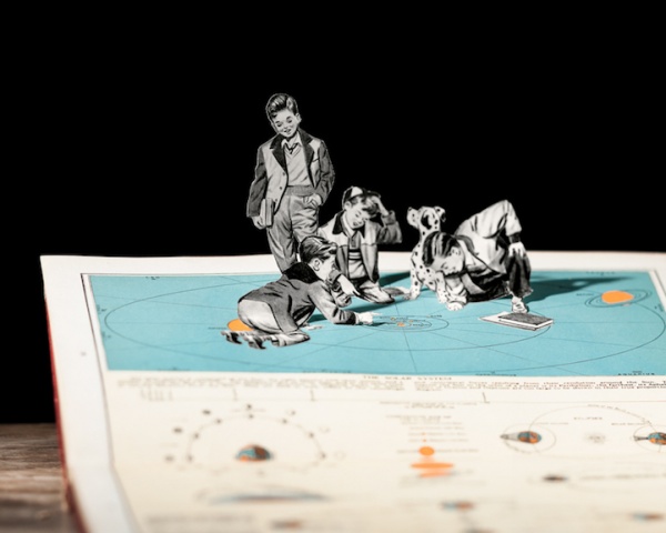 Tomass Alens "atdzīvina" grāmatu varoņus. Viņš izgatavo melnbaltas figūriņas un piestiprina tās grāmatas lappusēm