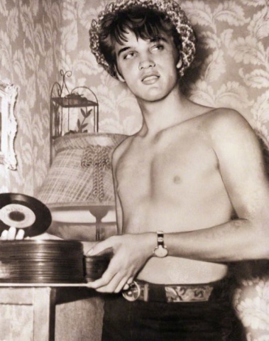 Elviss Preslijs savas mūziķa karjeras sākumā