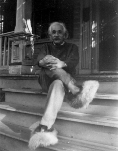 Alberts Einšteins pūkainās čībiņās