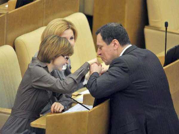 krievijas-parlamenta-jautriba-sit-augstu-vilni-27