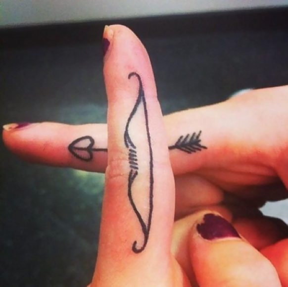 Divi sīki tetovējumi, kur jēga atklājas tikai tad, ja saliek kopā porkstus