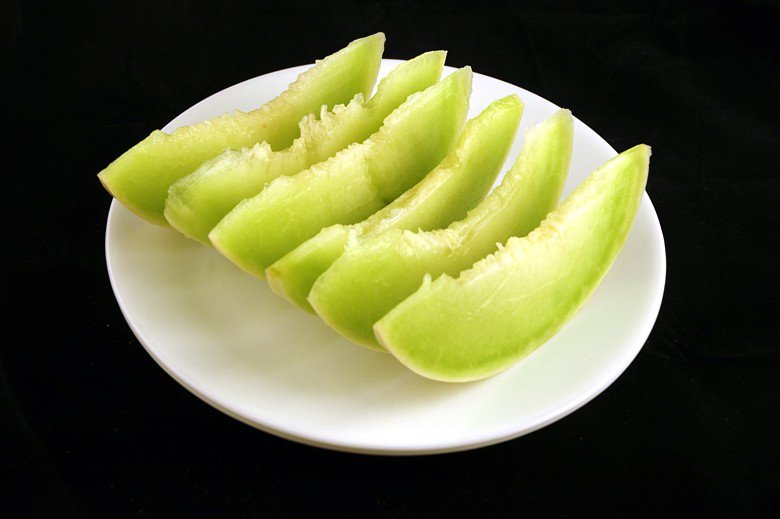 Melone - 553 grami = 200 kalorijas