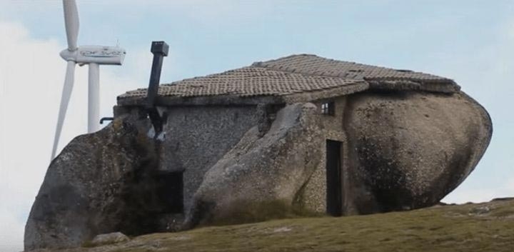 Milzīgiem laukakmeņiem pa vidu iebūvēta māja Portugālē