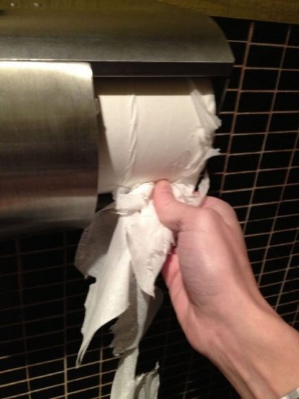 Kad tualetes papīrs izrādās pārlieku plāns