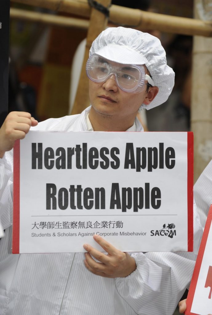 Demonstrants pie Apple veikala Honkongā