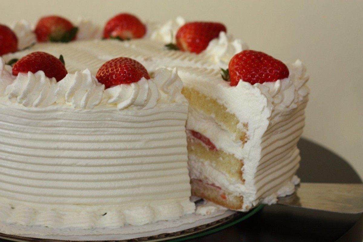 Рецепт торта со сливками и творожным сыром. Торт с белым кремом. Заварной торт. Клубничный торт с заварным кремом. Свадебный торт с заварным кремом.