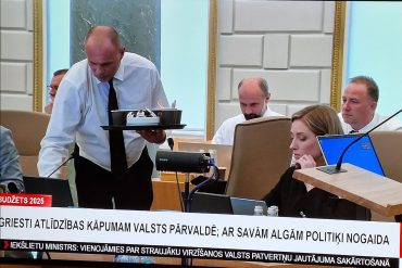 oficiants MK sēdē